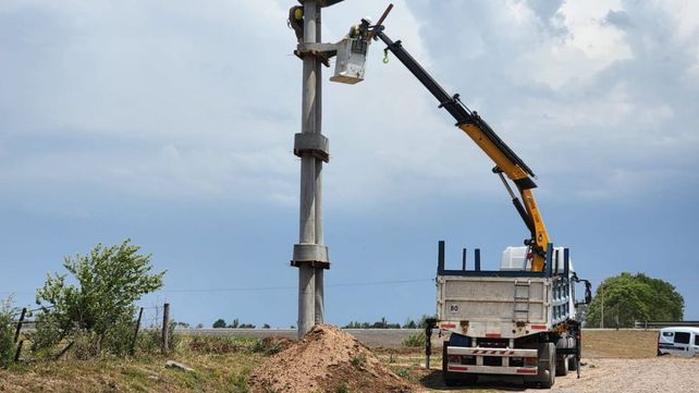 Operarios contratados por la EPE están trabajando en el tendido de columnas en Punta Chacra.