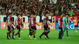 La imagen de la derrota. Newells tenía una gran chance pero la dejó pasar. Godoy Cruz le ganó bien en el Coloso.