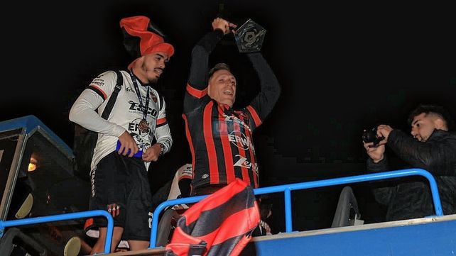Patronato: el campeón fue recibido por sus hinchas en Paraná
