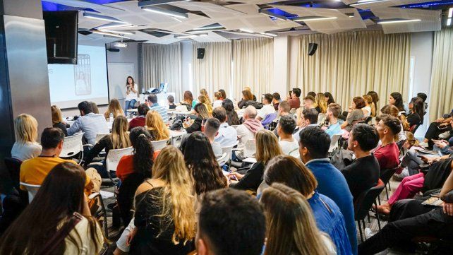 ¿Con la inteligencia artificial se está evolucionando hacia un periodismo que prescinde de lo humano? ¿Cuál será el rol de los y las periodistas en esta carrera tecnológica? El primer panel del 12º Congreso Fopea de Periodismo Multiplataforma