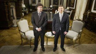 Milei cuestionó que los medios llevan a hablar a Melconian. El que lo entrevistaba era su amigo Joni Viale.