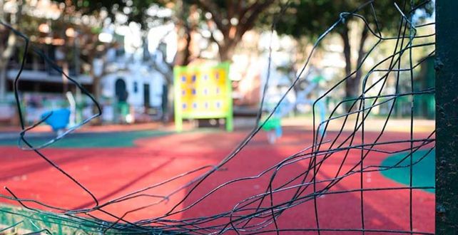 El alambrado de la plaza Lòpez amaneció roto a patadas este lunes.