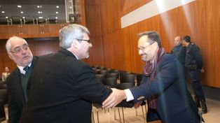 García saluda a Rossi. Una de las causales es por o haberlo acusado. (Foto: Ricardo Leguizamón)