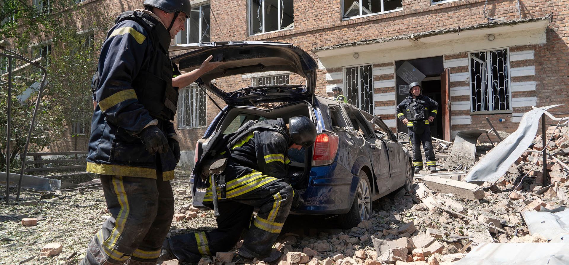 Los peatones se reflejan en el agua de lluvia al cruzar la calle tras el diluvio en Beijing, China, el viernes 25 de julio de 2025. (Foto AP/Mahesh Kumar A.) Los peatones se reflejan en el agua de lluvia al cruzar la calle tras el diluvio en Beijing, China, el viernes 25 de julio de 2025. (Foto AP/Mahesh Kumar A.)