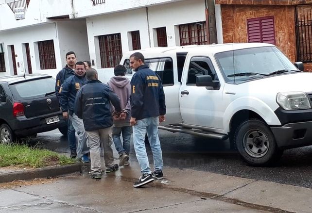 Por drogas y abuso de armas de fuego, realizan 16 allanamientos simultáneos en barrio Paraná V