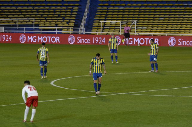Con el Gigante vacío, los futbolistas canallas sufren la derrota que sufrieron contra Bragantino.