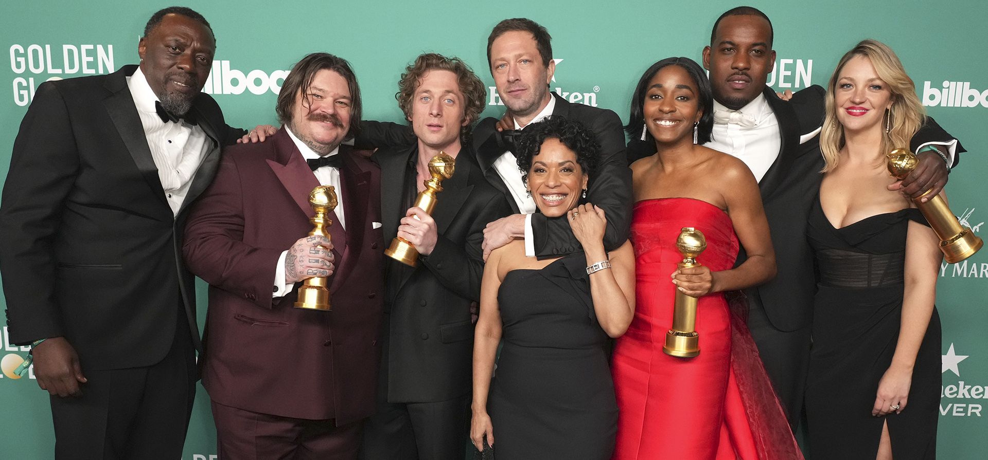 Edwin Lee Gibson, de izquierda a derecha, Matty Matheson, Jeremy Allen White, Ebon Moss-Bachrach, Liza Colon-Zayas, AyoEdebiri, Lionel Boyce y Abby Elliott, ganadores del premio a la mejor serie de televisión, musical o comedia por "The Bear" Llegue a la fiesta posterior de Billboard de la 81a edición de los Globos de Oro el domingo 7 de enero de 2024 en el Beverly Hilton de Beverly Hills, California (Foto de Jordan Strauss/Invision/AP) Edwin Lee Gibson, de izquierda a derecha, Matty Matheson, Jeremy Allen White, Ebon Moss-Bachrach, Liza Colon-Zayas, AyoEdebiri, Lionel Boyce y Abby Elliott, ganadores del premio a la mejor serie de televisión, musical o comedia por "The Bear" Llegue a la fiesta posterior de Billboard de la 81a edición de los Globos de Oro el domingo 7 de enero de 2024 en el Beverly Hilton de Beverly Hills, California (Foto de Jordan Strauss/Invision/AP)