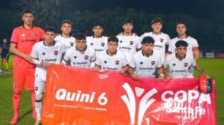 La formación inicial de Newells ante Centenario de San José de la Esquina.