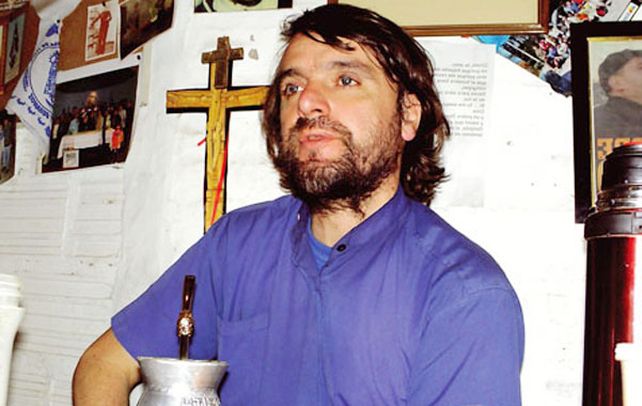 Cercanía. El religioso llevó a Francisco una valija con objetos de los vecinos.