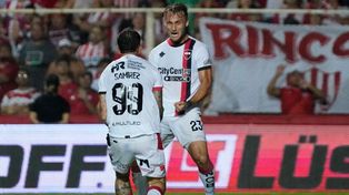 De profesión goleador.&nbsp;El Colo Ramírez festeja uno de sus goles junto a Angelo Martino, otro de los puntos altos de la lepra.