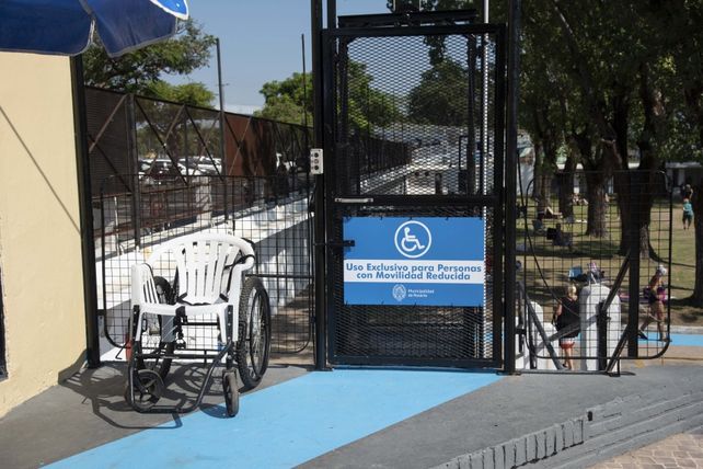Uno de los accesos al parque Alem para personas con movilidad reducida.