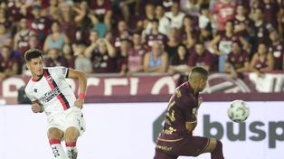 Brian Aguirre le dio de derecha para anotarle un gol a Lanús. Es su única conquista en esta primera mitad de año.