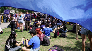 Miles de estudiantes rosarinos se reunieron para seguir la sesión del veto al financiamiento universitario