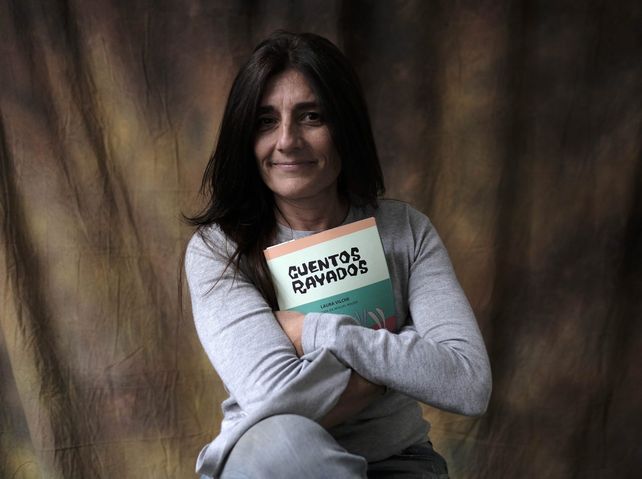 La periodista Laura Vilche abraza su último y reciente libro: Cuentos rayados&nbsp;