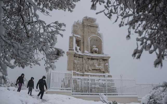 La ola de frío en Grecia cubre de nieve Atenas