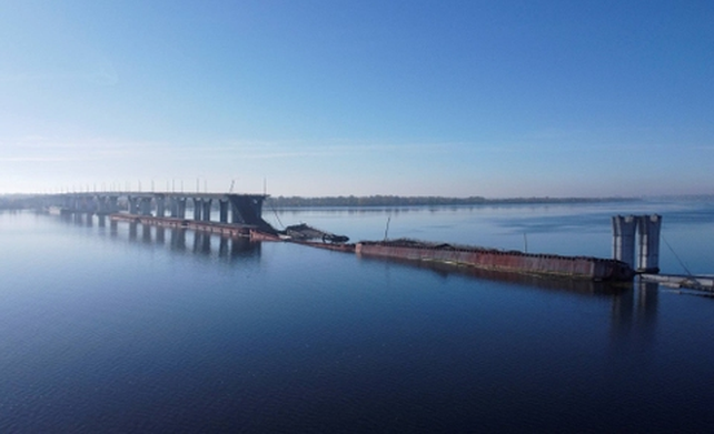 Los restos del puente Antonivsky, sobre el río Dniéper frente a la ciudad de Jersón. Fue destruido por Rusia durante su retirada de la orilla occidental del río, en noviembre pasado.