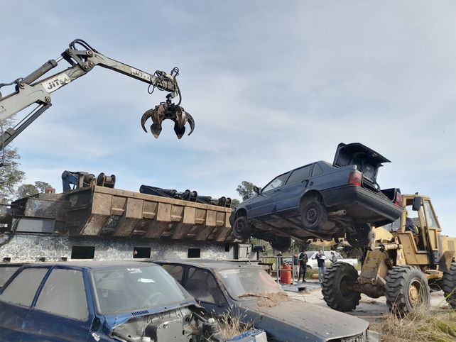 Las tareas de compactación de vehículos se realizan desde este lunes en el predio del Ex Batallón 121