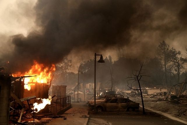 california. Unas 25 mil personas escaparon de las llamas y cinco mil se refugiaron en albergues