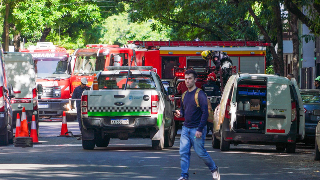 Choque y pérdida de gas en Urquiza y Santiago. Personal de Litoral Gas y bomberos trabajan en el lugar.&nbsp; 