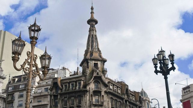 Silueta. El edificio se inauguró en 1917. Sufre grave deterioro.
