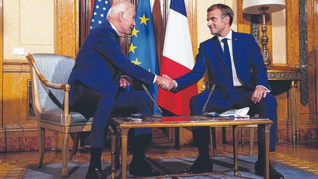 Encuentro. Biden y Macron durante una reunión en La Villa Bonaparte en Roma.