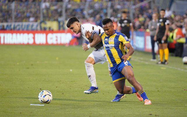 Campaz intenta desbordar en el último partido de Central en el Gigante, que fue triunfo ante Platense.