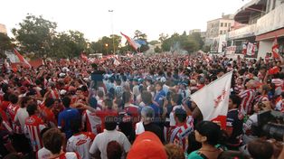 El apoyo de los hinchas tatengues se sintió en la Avenida López y Planes