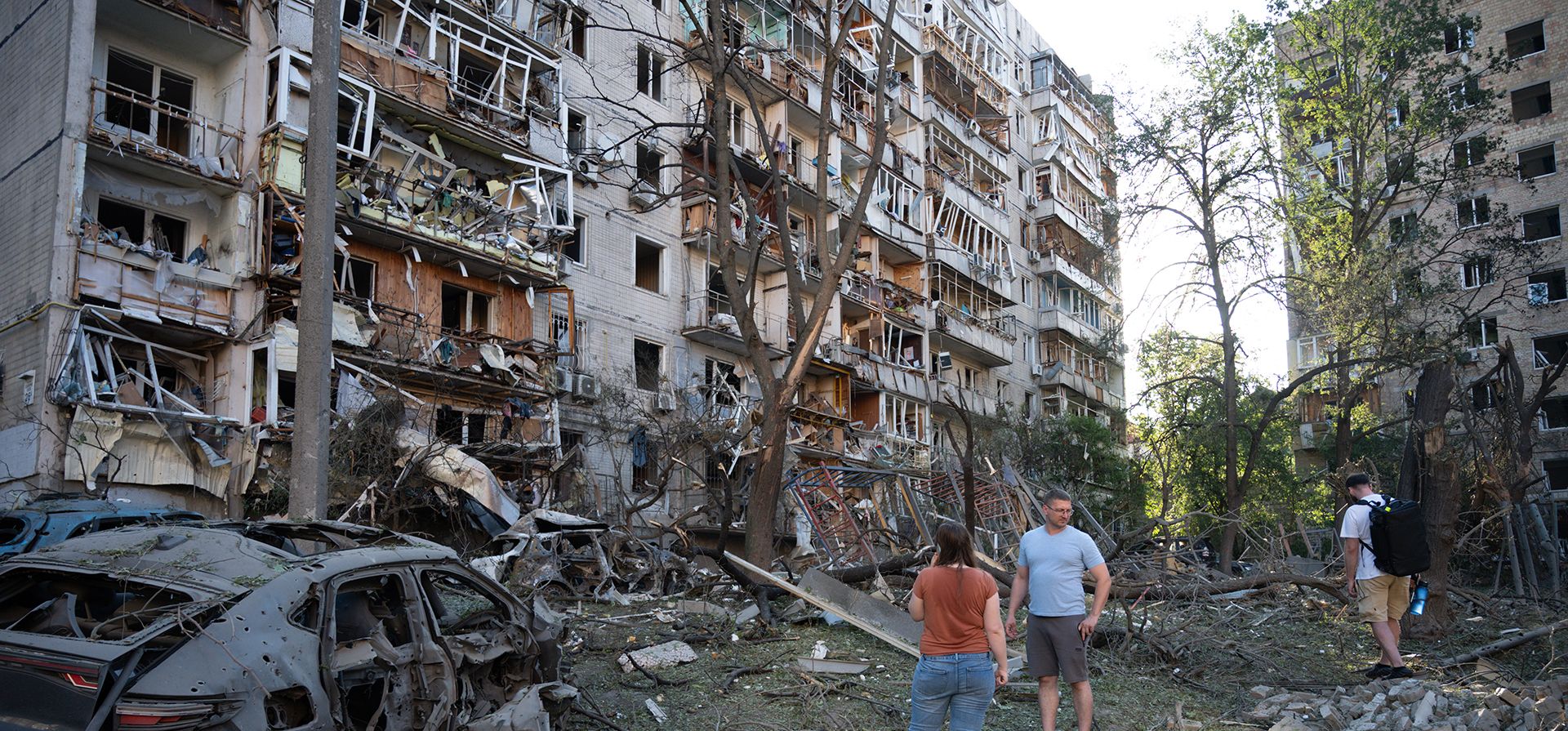 Residentes observan un edificio dañado durante el ataque con misiles rusos en Kiev, Ucrania, el jueves 2 de julio de 2026. (Foto AP/Danylo Antoniuk) Residentes observan un edificio dañado durante el ataque con misiles rusos en Kiev, Ucrania, el jueves 2 de julio de 2026. (Foto AP/Danylo Antoniuk)