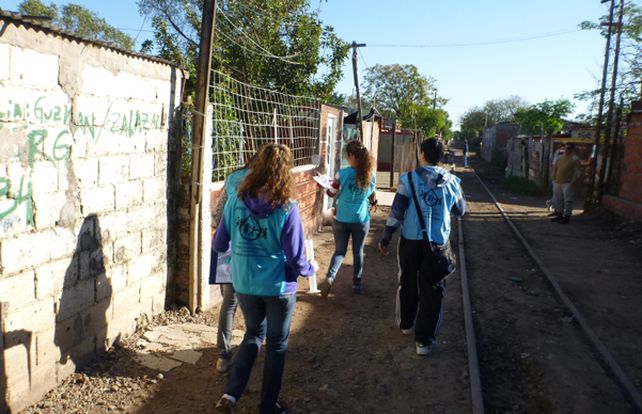 En acción. Los alumnos en el laboratorio de campaña que cada año instalan en el corazón de Villa Banana.