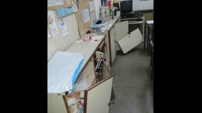 Un grupo de vándalos destruyeron escuela e hicieron caca en la cocina