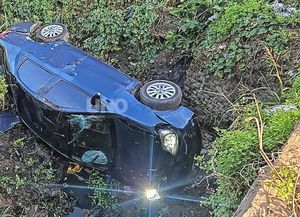 Un auto cayó a un profundo zanjón en Villa Oculta tras esquivar una moto