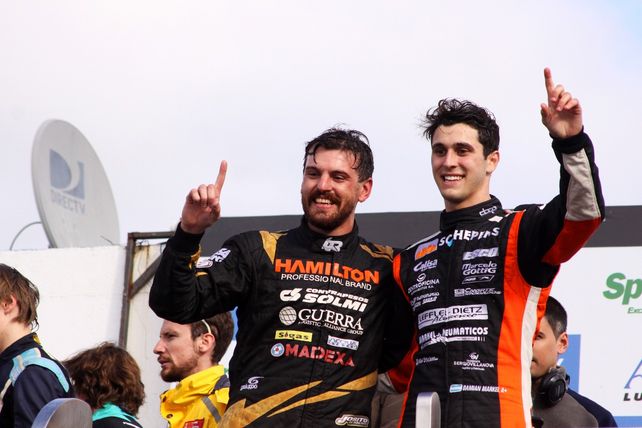 Los dos en el podio. Josito Di Palma y Damián Markel celebran el doble triunfo en una fecha inolvidable en el trazado de La Plata.
