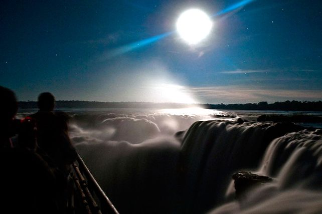 Miraba su celular y terminó cayéndose al río Iguazú: fue rescatado antes de llegar a los saltos