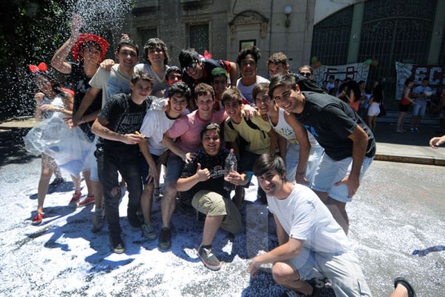 Los estudiantes secundarios festejaron en su último día de clases