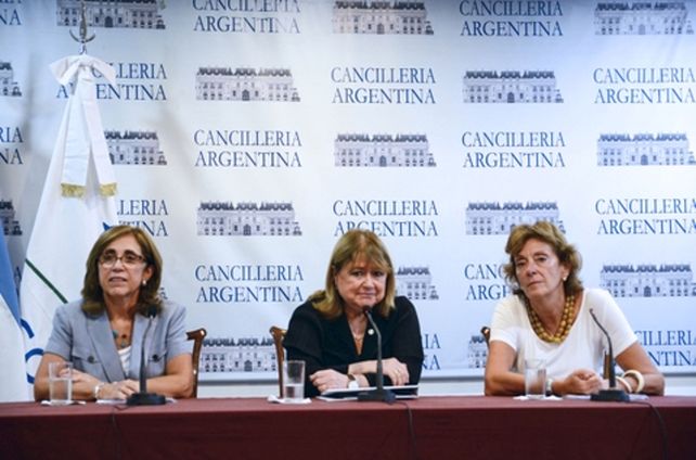 conferencia. La canciller Malcorra (centro) junto a las funcionarias Armas Pfirter (izq.) y Kralikas (der.).