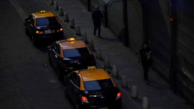Titulares de taxis van al Concejo por una nueva suba