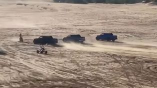 Video: tres camionetas corrían una picada en la playa y una chocó a un motociclista