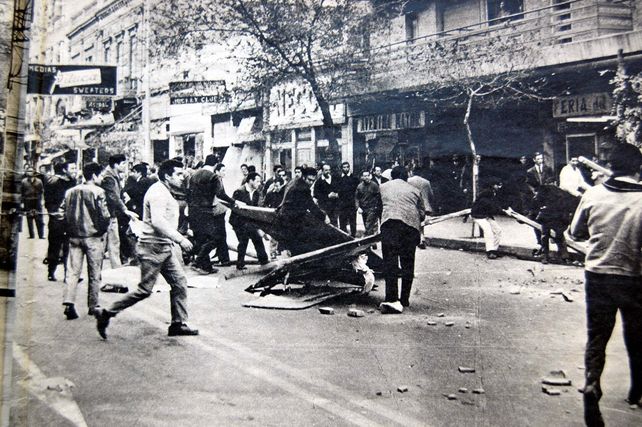 Cordobazo de mayo de 1969. Manifestaciones obreras y estudiantiles contra la dictadura militar de Onganía, en secuencia de los 