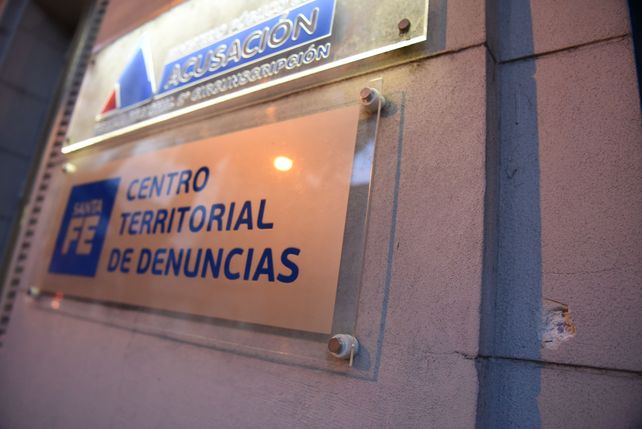 La marca de un impacto en la sede fiscal de Montevideo al 1800 baleada en 2018; atentado por el que había sido condenado Matías Fernández.