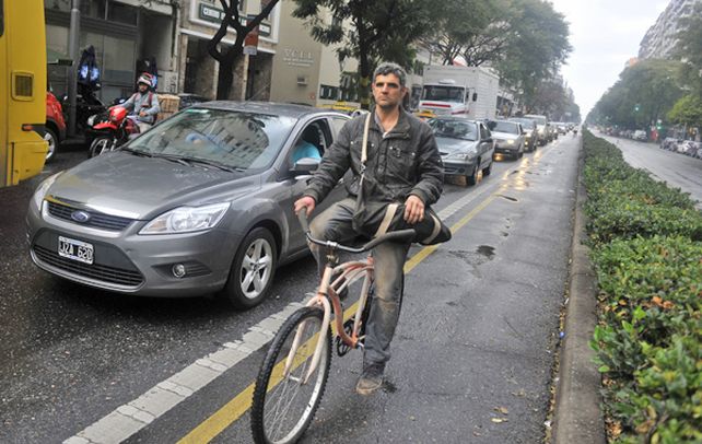 Seguridad. Los ciclistas reclaman que se mejore la calzada y no estar pegados al área de circulación de los vehículos. (foto: Virginia Benedetto)