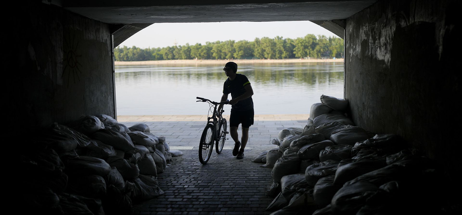 Un hombre ingresa a un paso subterráneo en Kyiv.