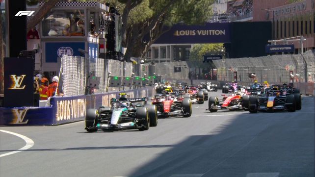 Largada del GP de Mónaco. Verstappen se queda parado y todos lo esquivan. Franco Colapinto ganó un lugar.
