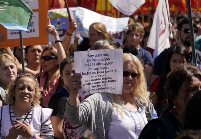 Docentes pidieron sueldos dignos y expresaron su bronca por los descuentos frente a Gobernación