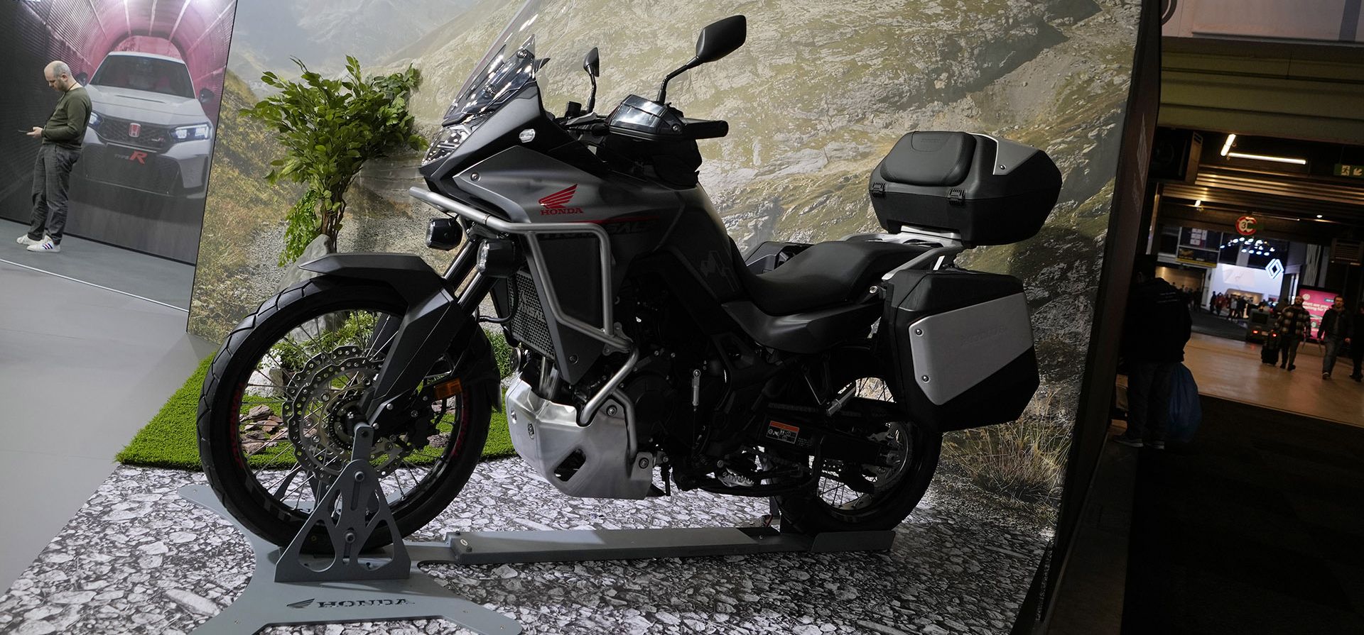 La nueva motocicleta Honda XL750 Transalp en exhibición en su estreno en Bélgica durante la apertura a los medios del Salón del Automóvil de Bruselas, viernes 13 de enero de 2023. (Foto AP/Virginia Mayo)