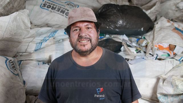 Recicladores ganan el pan y el respeto caminando la ciudad