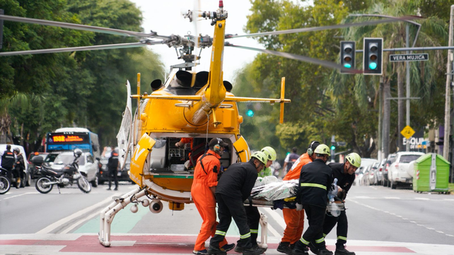Uno de los camioneros heridos en el choque en la ruta 14 es bajado del helicóptero para quedar internado en el Heca