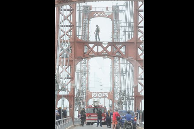 Un hombre amenaza con arrojarse al río desde el Puente Colgante