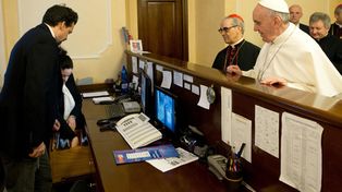 Un diario italiano publicó la foto de Francisco pagando en su hotel de Roma