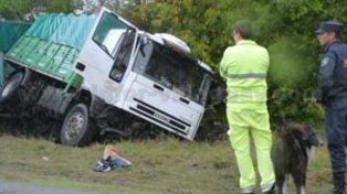 Volcó luego de extrañas maniobras
