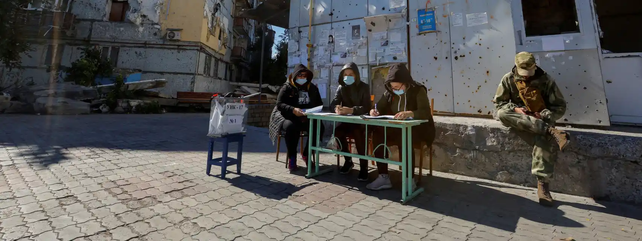 Una mesa de votación en la semidestruida ciudad de Mariupol.&nbsp;